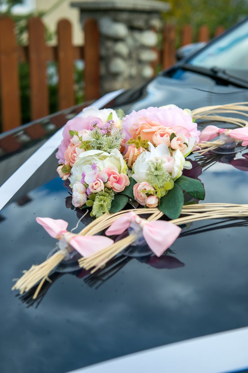 Elegant floral arrangements for your wedding car